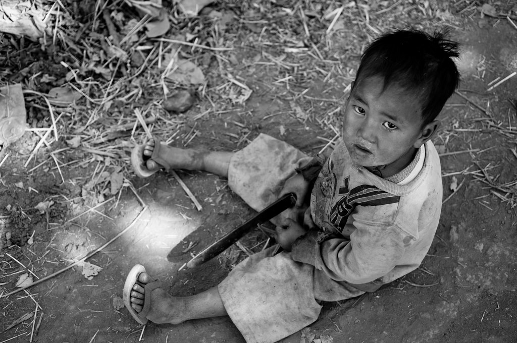 Burmese Boy Playing with a Knife | Photographed by Wagner T. Cassimiro via Flickr