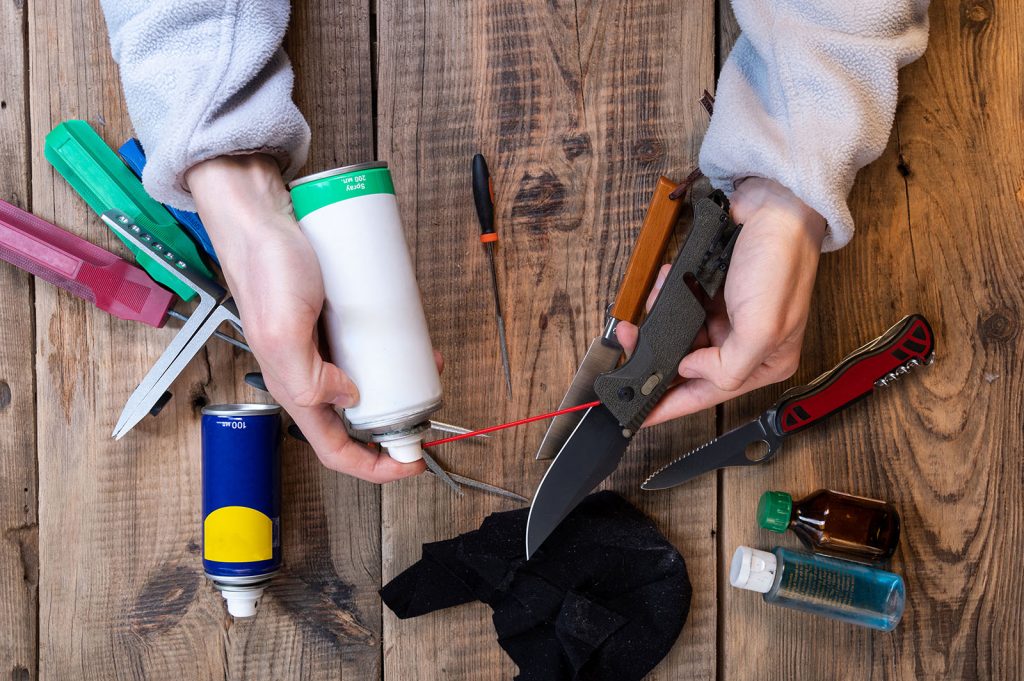 Take care of the instrument. Take care of your knives. Maintenance of knives and tools. Oil and knife in hand.